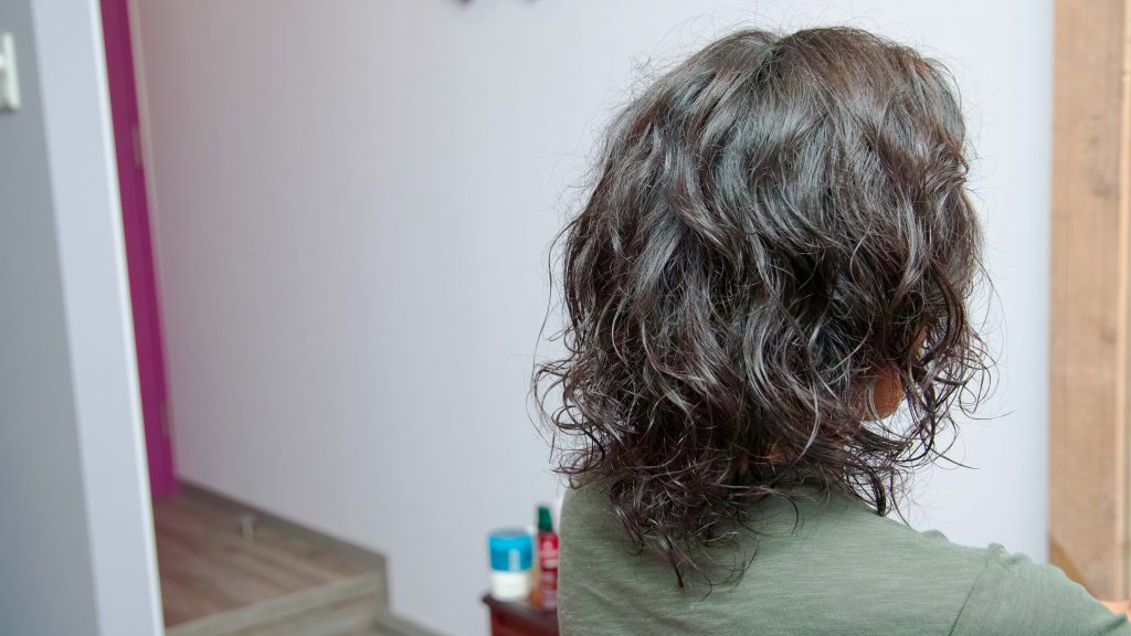 ロングなメンズの髪型はエアウェーブで大きくかけるべし シャンデリラ 青森県 三沢市の髪質改善 艶髪専門美容室